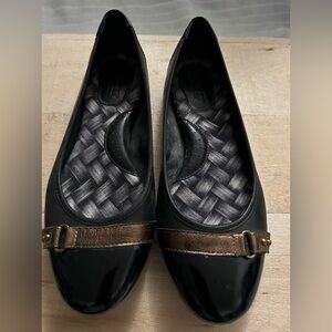 Born Womens Black Patent Leather Cap Toe Gold Strap Masia Ballet Flats Size 6